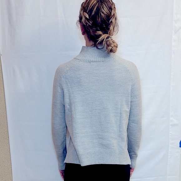 Banana Republic Mock Neck Split Hem Sweater - Light Grey - S - Picture 4 of 13